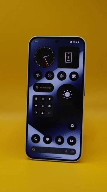 Živé pracovné prostredie s notebookom, tabletom a televízorom v pestrofarebnom osvetlení.